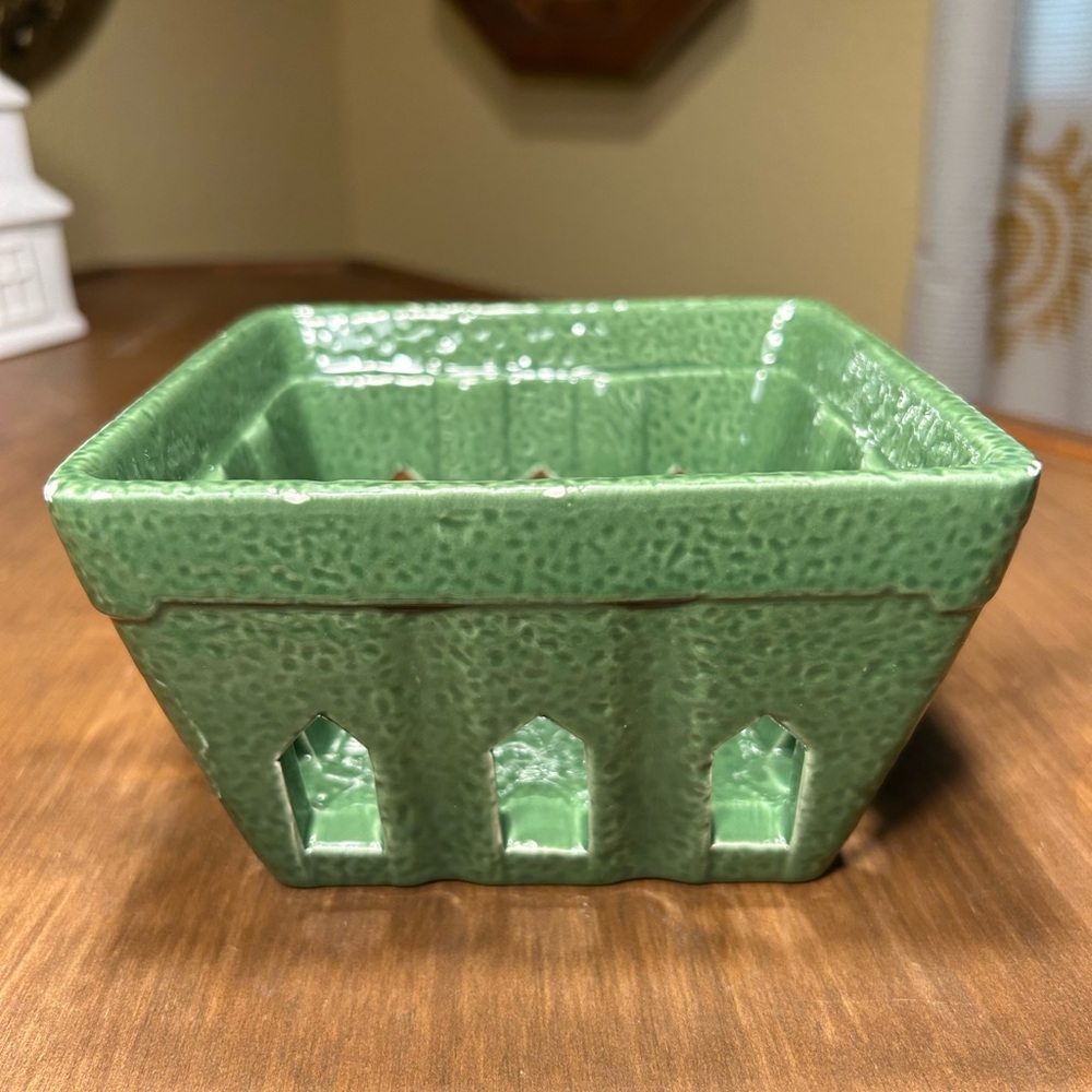 Sur La Table Green Ceramic Berry/Strawberry Basket 5.5x5.5x3.5" Earthenware